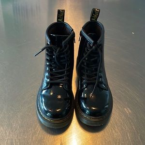 DR. MARTENS JUNIOR 1460 PATENT LEATHER LACE UP BOOTS